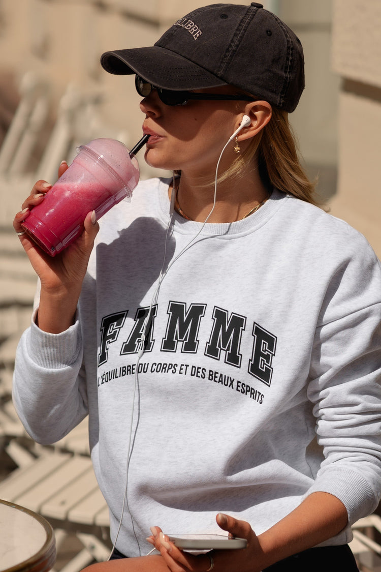 Équilibre - Utforsk optimal komfort og stil med vår eksklusive kolleksjon av oversized jogger og hoodie. Équilibre joggedress er skapt med fokus på det perfekte møtet mellom avslappet passform og moderne design.